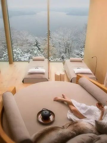 Spa-Bereich mit Panoramablick auf den verschneiten See