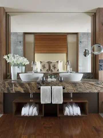 Luxuriöses Badezimmer mit Doppelwaschbecken und Holzdetails im Bürgenstock Hotel