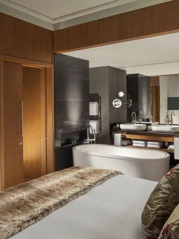 Elegantes Zimmer mit modernem Bad und luxuriösen Details im Bürgenstock Hotel