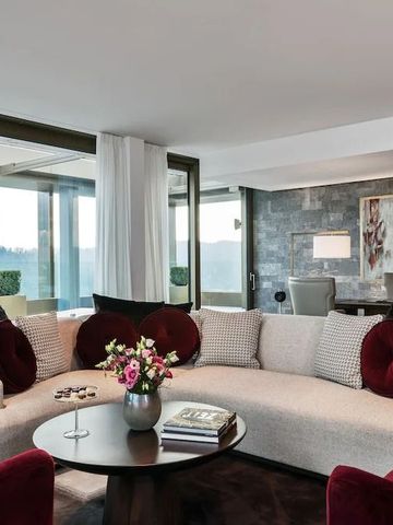 Luxuriöses Wohnzimmer mit Panoramablick und eleganter Einrichtung im Bürgenstock Hotel