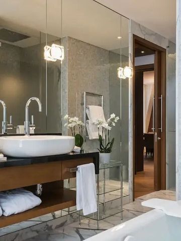 Luxuriöses Badezimmer mit Marmordetails und eleganter Beleuchtung im Bürgenstock Hotel