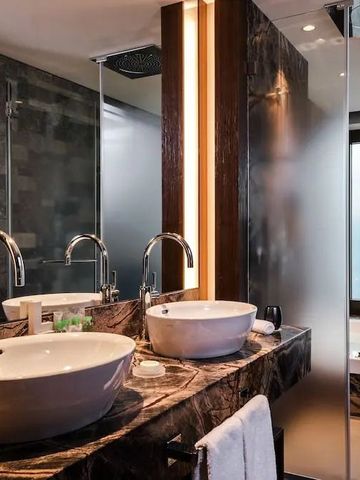 Modernes Badezimmer mit zwei Waschbecken und Ausblick auf die Berge