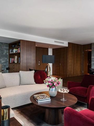 Luxuriöses Wohnzimmer mit eleganter Einrichtung und modernen Möbeln