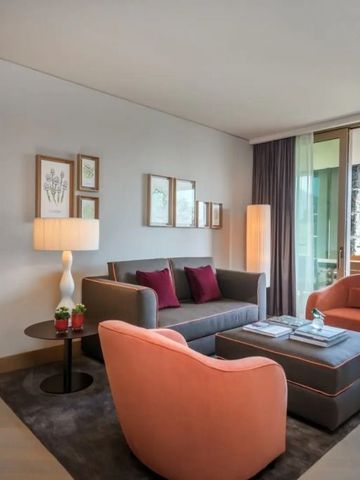 Hotel-Suite mit moderner Einrichtung und Balkon mit Bergblick