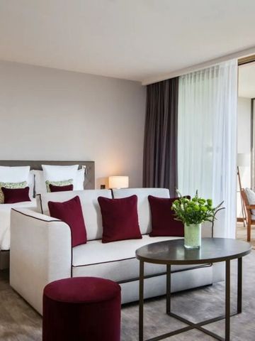 Geräumiges Hotelzimmer mit moderner Sitzecke und Terrasse