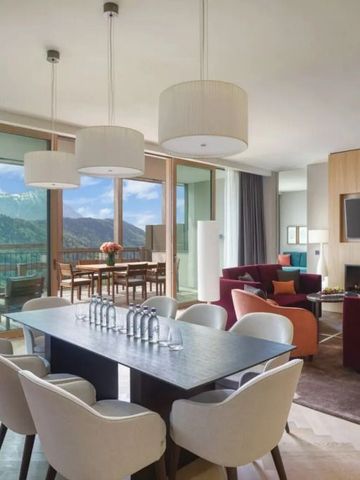 Eleganter Essbereich in Suite mit Panoramafenstern und Bergblick