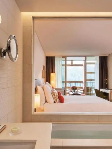 Luxus-Suite mit Blick vom Badezimmer ins Schlafzimmer und auf den Balkon