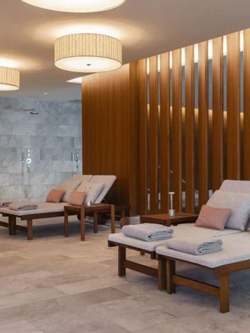 Wellnessbereich mit bequemen Liegen und sanfter Beleuchtung