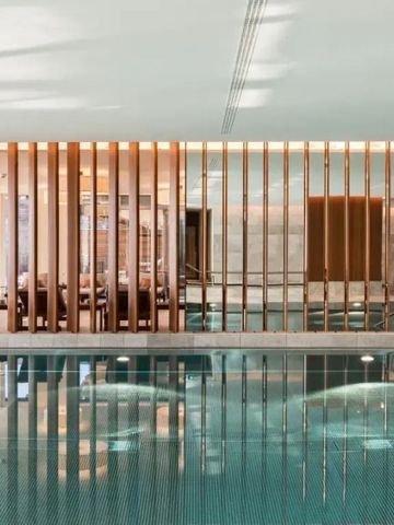 Luxuriöser Innenpool mit moderner Holzverkleidung