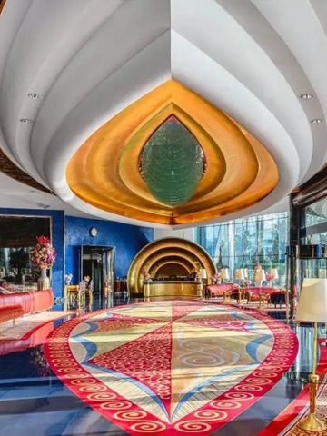 Opulente Lobby des Burj Al Arab mit luxuriösem Design