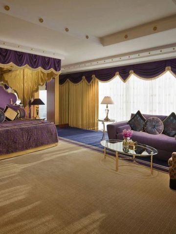Elegantes Schlafzimmer mit königlichem Dekor im Burj Al Arab
