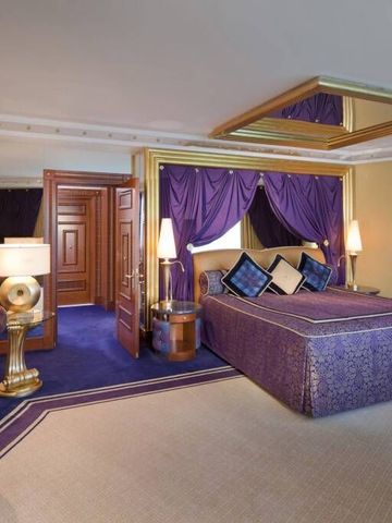 Luxuriöses Zimmer im Burj Al Arab mit goldenen Akzenten
