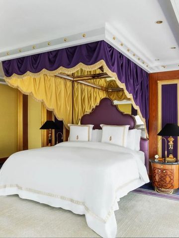 Grosszügiges Bett mit reich verziertem Baldachin im Burj Al Arab