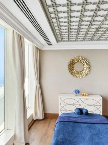 Heller Raum mit Massagetisch und Meerblick im Spa des Hotels