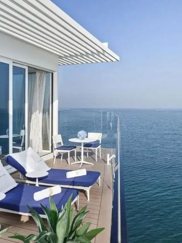 Private Terrasse mit Meerblick und Sonnenliegen