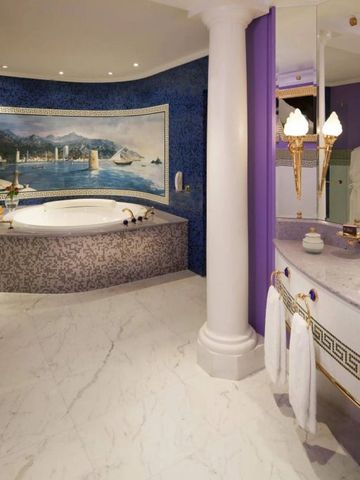 Exklusives Badezimmer mit kunstvoller Verzierung und edlem Design