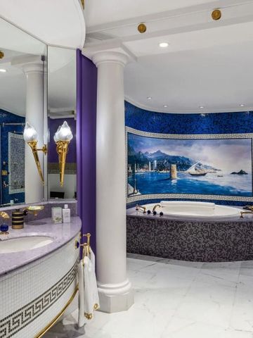Luxuriöses Badezimmer im Burj Al Arab mit Mosaikwand und Whirlpool