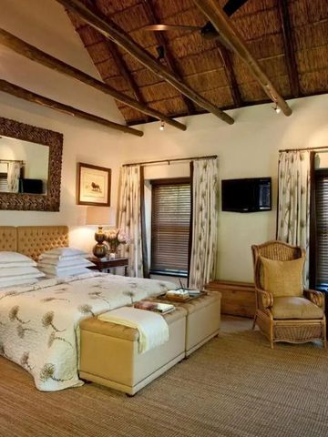 Doppelzimmer mit Holzdecke, natürlichen Texturen und eleganten Möbeln