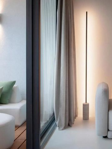 Moderne Lounge mit minimalistischem Design und großen Fenstern