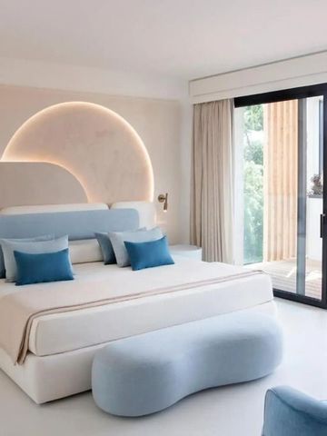 Hochwertiges Schlafzimmer mit großem Bett und Balkonzugang