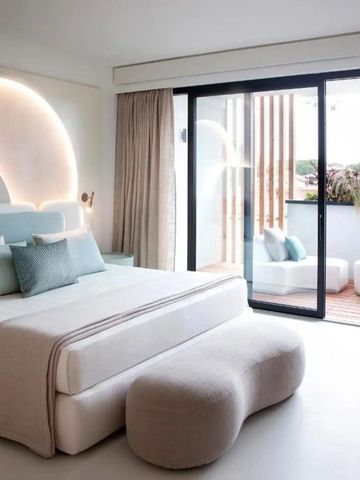 Luxuriös eingerichtetes Hotelzimmer mit Zugang zur Terrasse