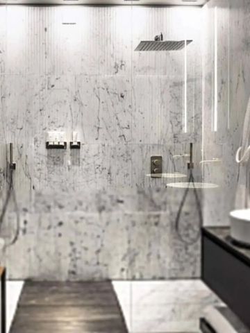 Edles Badezimmer mit Marmoroptik und Doppelregendusche