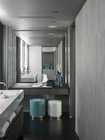 Modernes Badezimmer mit großzügiger Spiegelwand