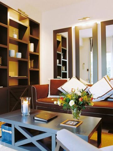 Gemütlicher Lounge-Bereich mit eleganter Einrichtung und Blumenarrangement