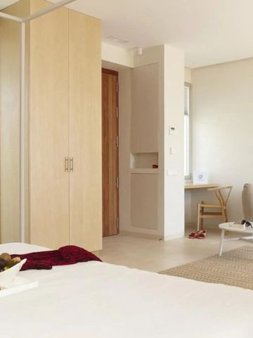 Geräumiges Zimmer mit gemütlicher Sitzecke und natürlicher Beleuchtung