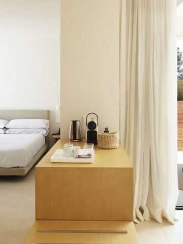 Modernes Zimmer mit minimalistischem Design und Blick auf die Terrasse.