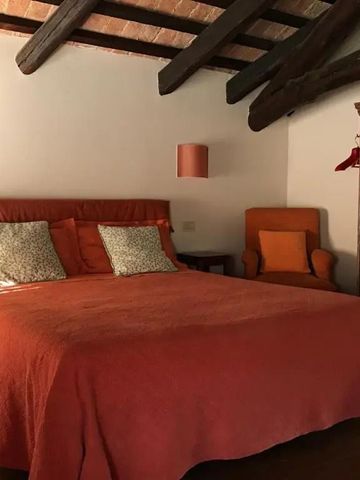 Gemütliches Schlafzimmer mit Holzbalkendecke im Ca' Sagredo Hotel