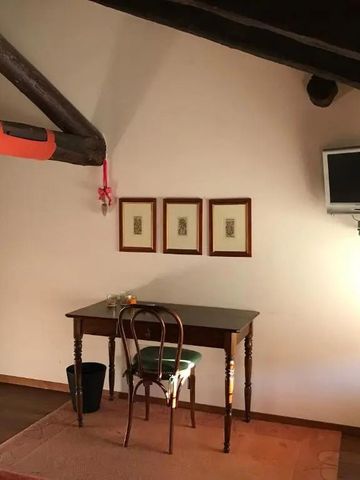 Ecke eines Zimmers mit traditionellem Schreibtisch im Ca' Sagredo Hotel