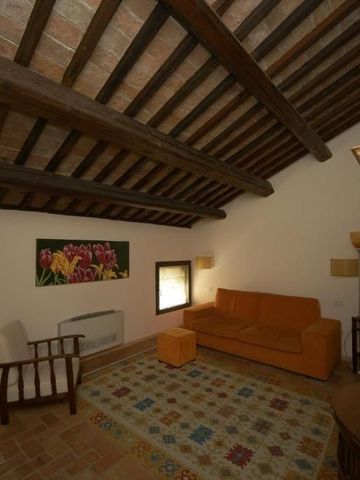 Geräumiger Wohnbereich mit Holzbalkendecke im Ca' Sagredo Hotel