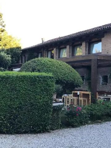 Idyllischer Gartenbereich mit gepflegten Hecken am Hotelgebäude