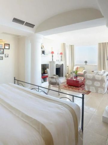 Helles und geräumiges Zimmer mit gemütlicher Sitzecke und Kamin