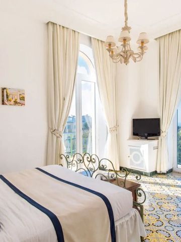 Sehr helles Zimmer mit klassischem Dekor und Fliesenboden mit Meerblick