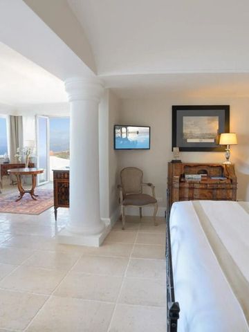 Weitläufiges Zimmer mit edler Ausstattung und großen Fenstern für Meerblick