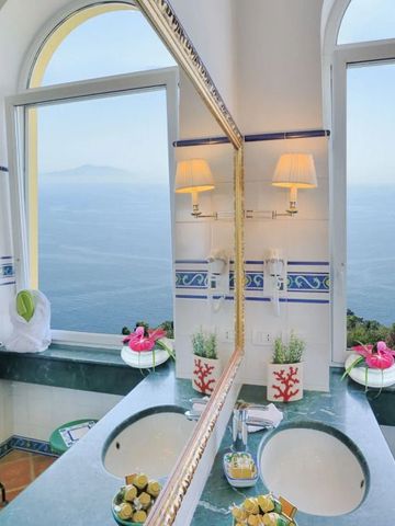 Panoramablick auf das Meer aus dem Badezimmer mit zwei Waschbecken im Caesar Augustus Hotel