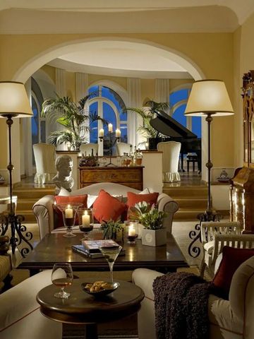 Luxuriöser Wohnbereich mit stilvoller Einrichtung und großem Fenster.