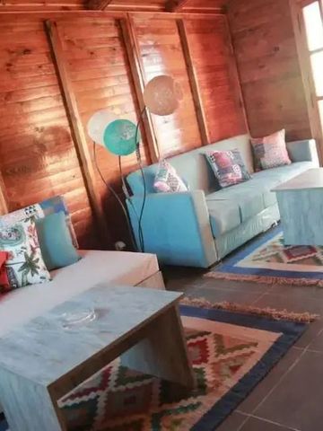 Gemütlicher Lounge-Bereich mit Holzwänden und Sofas