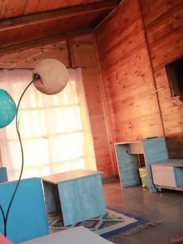 Gemütlicher Innenbereich mit Sofa, Holzvertäfelung und Fernseher