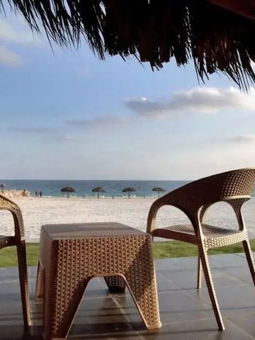 Terrasse mit Blick auf das Meer und Korbmöbeln