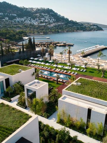 Üppige Gartenanlage mit Meeresblick und Liegen am Pool