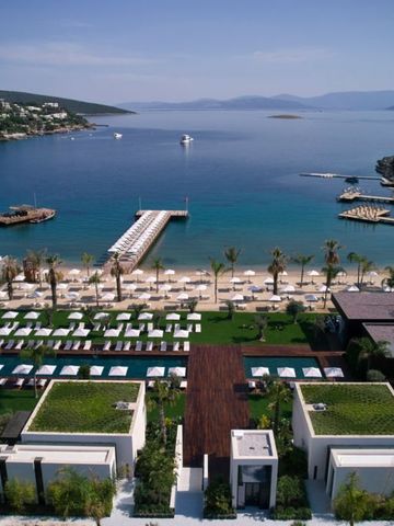 Luftaufnahme des Resortkomplexes mit Strand und Meer