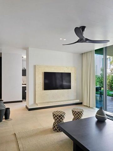 Modernes Wohnzimmer mit offener Terrasse und eleganten Dekors.