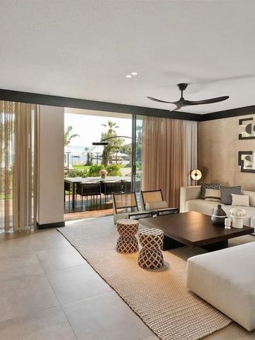 Luxuriöses Wohnzimmer mit Terrasse und Meerblick