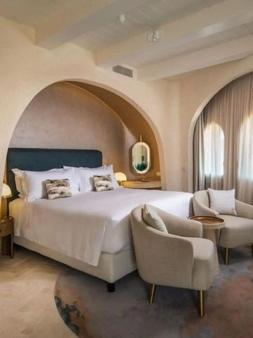 Luxuriöses Hotelzimmer mit gewölbtem Design und eleganter Einrichtung