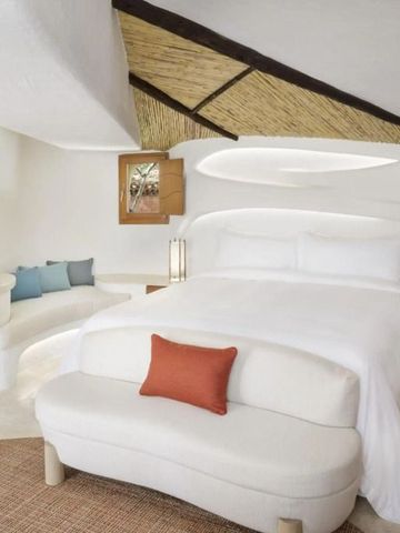 Helles Schlafzimmer mit Designer-Details und moderner Eleganz