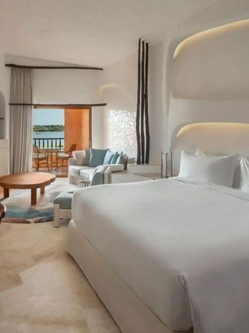 Geräumiges Hotelzimmer mit Balkon und Panorama-Ausblick