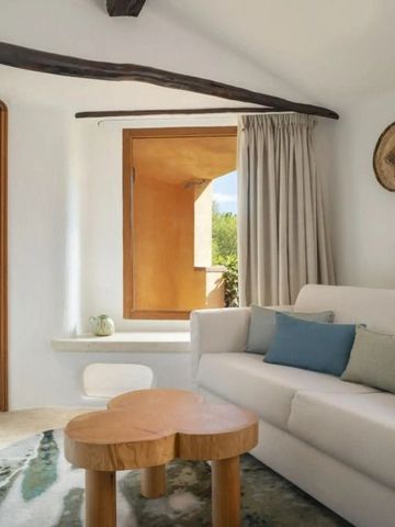 Gemütliche Lounge-Ecke in natürlicher Farbgebung und moderner Eleganz